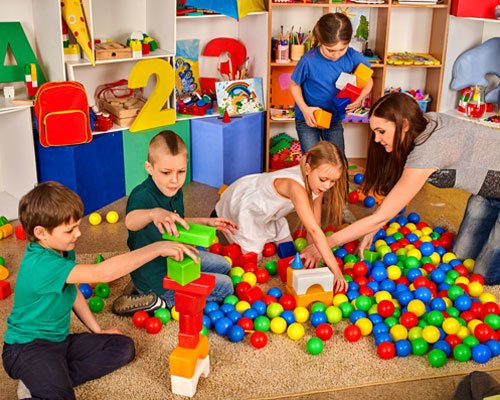 Parent and child arriving at Tiny Tots Learning